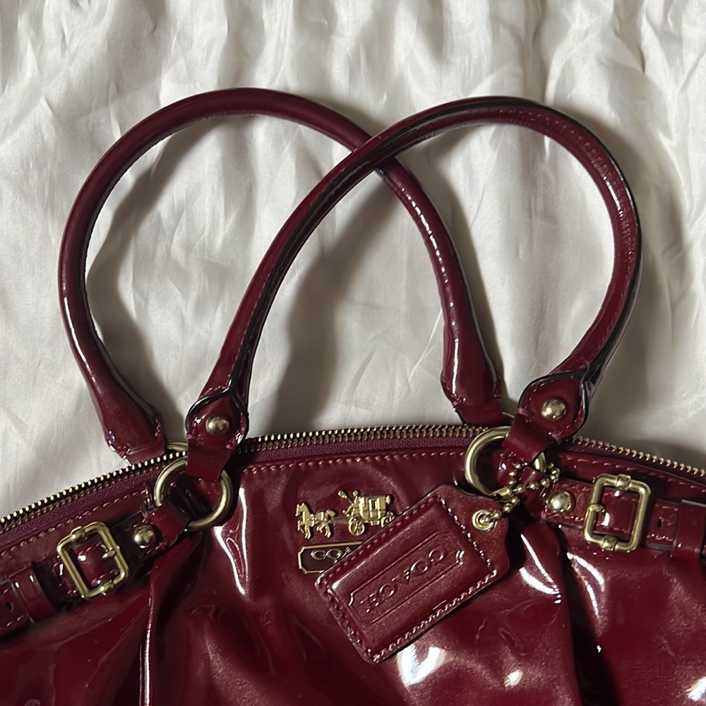 COACH: Large burgundy patent top handle bag with crossbody strap - Picture 8 of 12